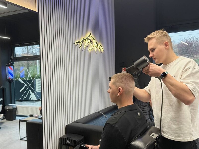 Everest Barbershop